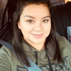 Meet your Posher, Claudia